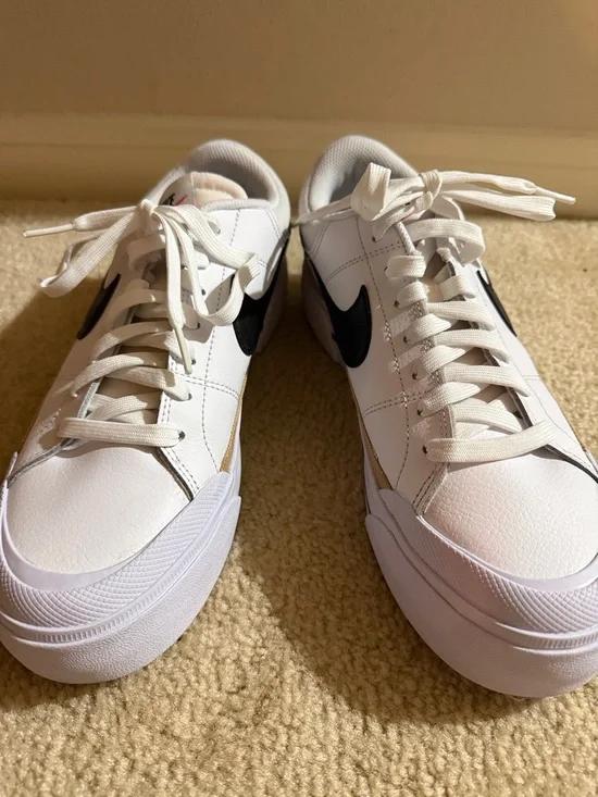 WOMEN'S NIKE COURT LEGACY LIFT PLATFORM SNEAKERS size 9 - Picture 2 of 16